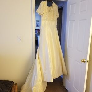 Alfred Angelo Wedding Gown W/ Beaded Veil